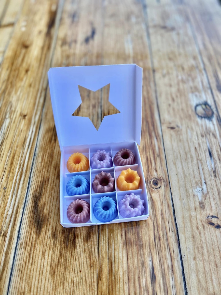 Cutie cu wax melts colorate, în formă de prăjiturele